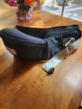 Amazon Kids Waist Seat Carrier in Gray with Light Gray Strap